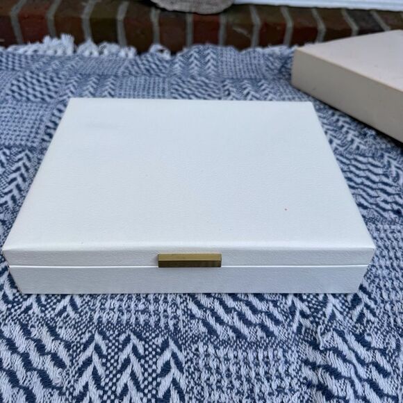 Vintage Avon Elegant white Jewelry Case with Gold Accents - Picture 1 of 6